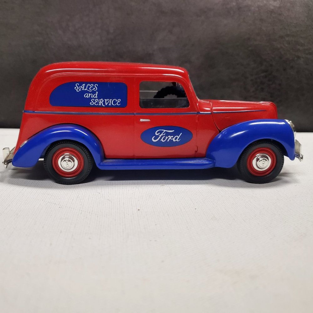 Die Cast  Liberty Classics Collectible Coin Bank Ford Sales & Service 1940 Ford